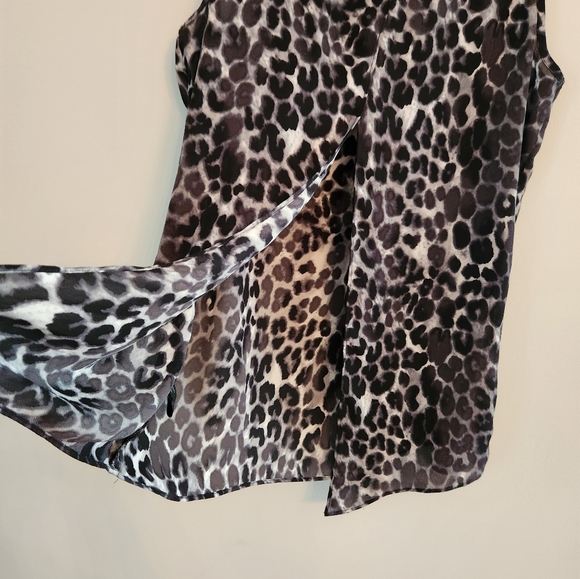EXPRESS Black and White print blouse with slit open back. Size M. Beautiful - Picture 5 of 5